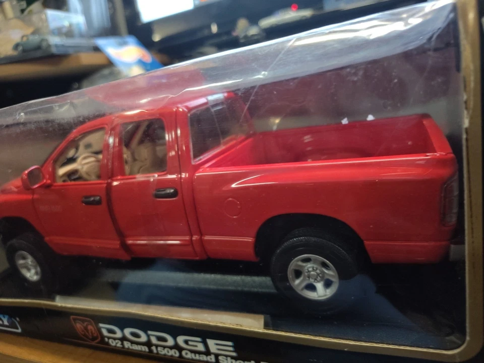 Welly 2002 Dodge Ram 1500 Quad Short Box 1:18 Scale Diecast Model Pickup Truck  - Image 3 of 4