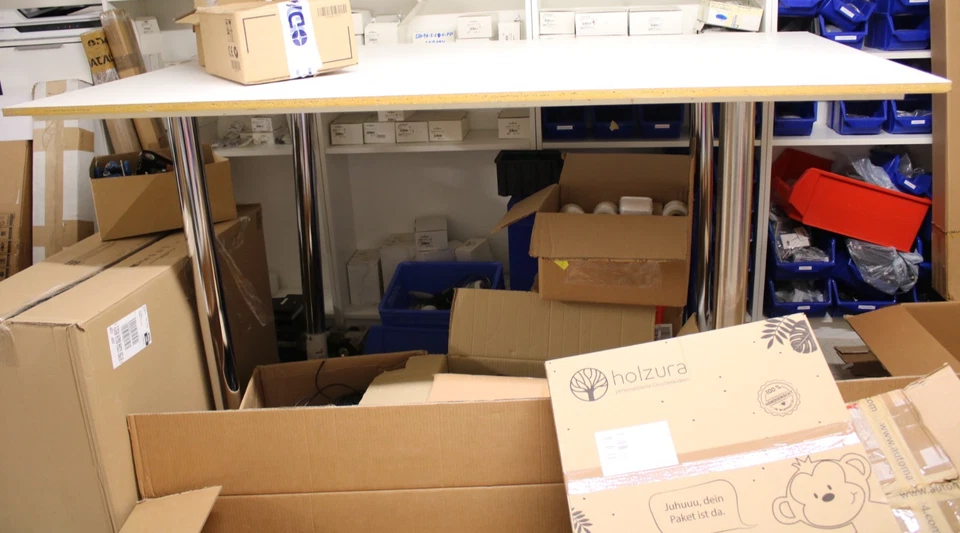 dat11# Aus Insolvenz: Verpackungstisch ohne Inhalt