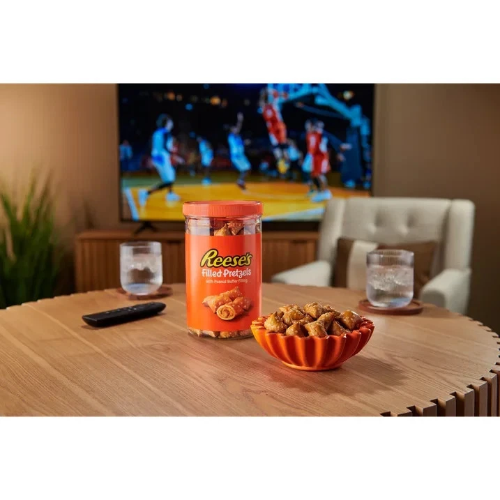 Reese s 花生酱填充椒盐卷饼,18 盎司共享尺寸 — 第 3/4 张图片