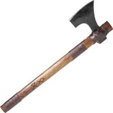 Abgeflachte Wikingeraxt mit Runenzeichen auf dem Holzgriff und Lederwicklung