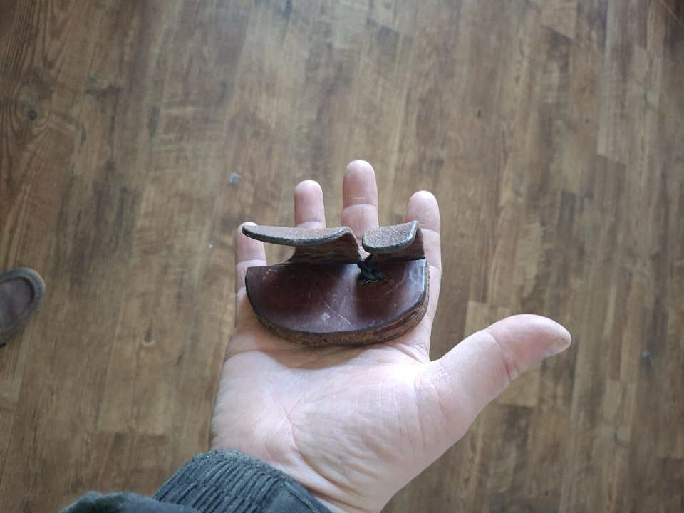 Aba de tiro de couro - Imagem 3 de 4