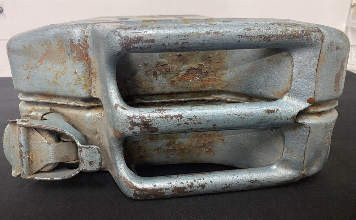 WW2独軍代用 ヴァッサーカーニスター 20リッター軍用ジェリ缶 1980年製 楽天市場】チェコ軍 ジェリカン プラスチック グリーン ノズル付き 20L