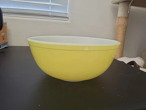 Vintage Pyrex Primary Color #404 -4 QT Yellow Mixing Nesting Bowl