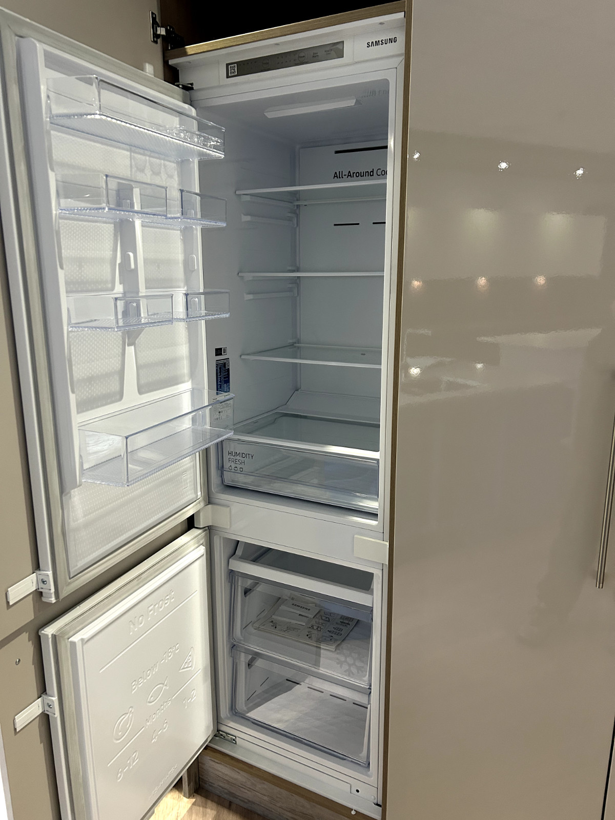 Samsung BRB26600FWW 70/30 INTEGRATED FRIDGE FREEZER.