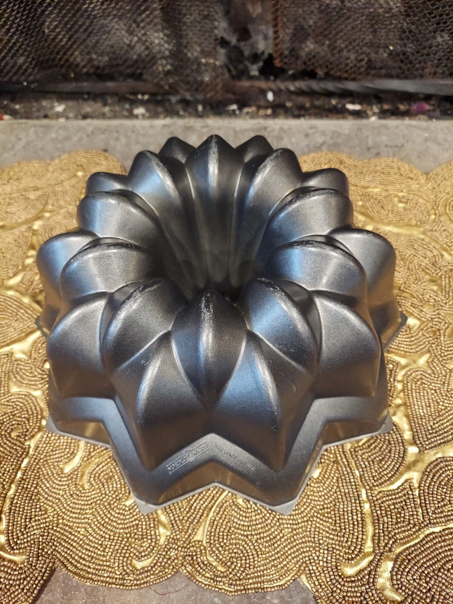 Nordic Ware Vintage Star Bundt Pan, cocoa/metal