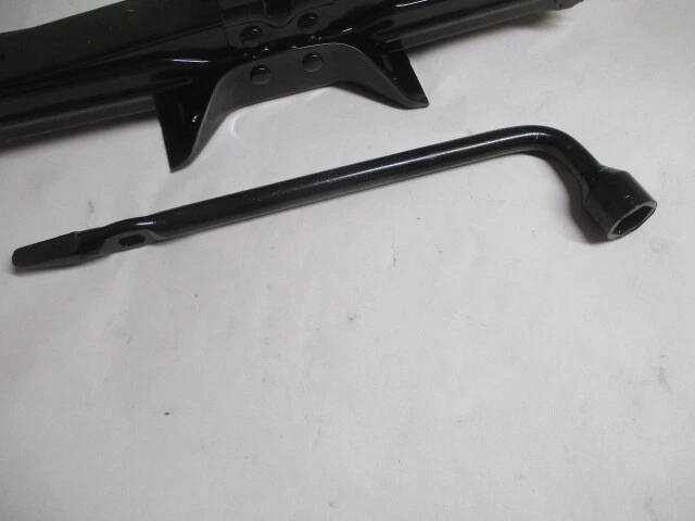 Conjunto de gato de neumático de rueda Subaru Legacy 2015 con herramienta OEM LKQ Foto 2 de 4