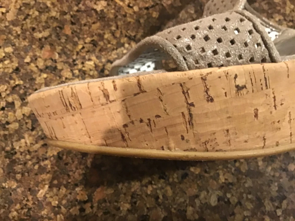 Stuart Weitzman 凉鞋银色穿孔麂皮绒软木楔形厚底高跟鞋 8.5 米 — 第 3/4 张图片