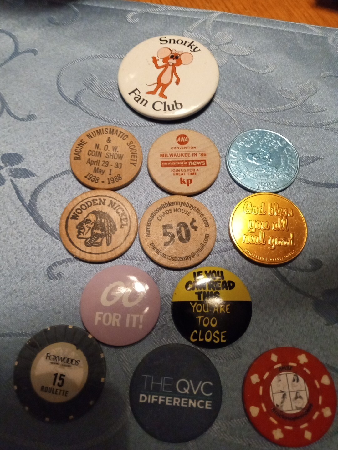 Lot Of 50 Pins, Tokens And 43World Colns And    Chips . ⁰ Great Lot