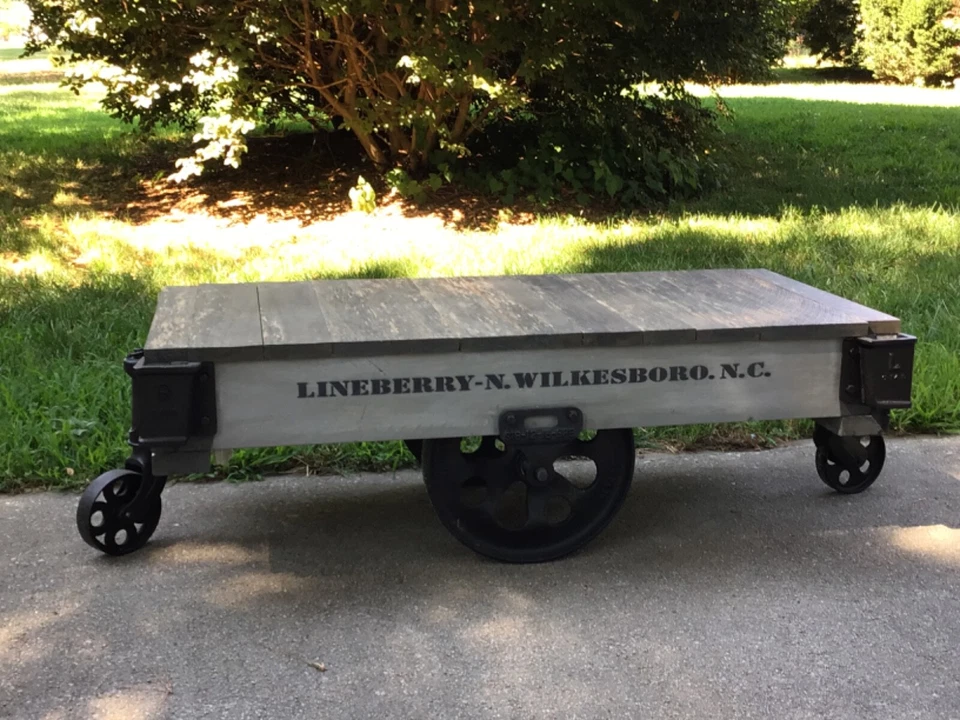 Mesa de centro carro industrial Lineberry gris fundición ferrocarril restaurada Foto 2 de 4