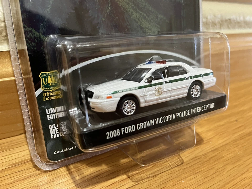 Greenlight US Forest Service 2008 Ford Crown Victoria Police Interceptor 1:64  - Image 4 of 4
