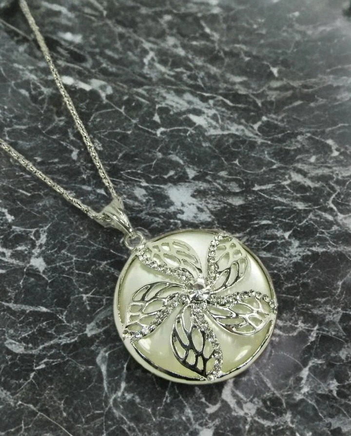 Colgante Flor Redonda con Cristales Colocados en él y encima de un Engaste Blanco NUEVO Foto 2 de 4