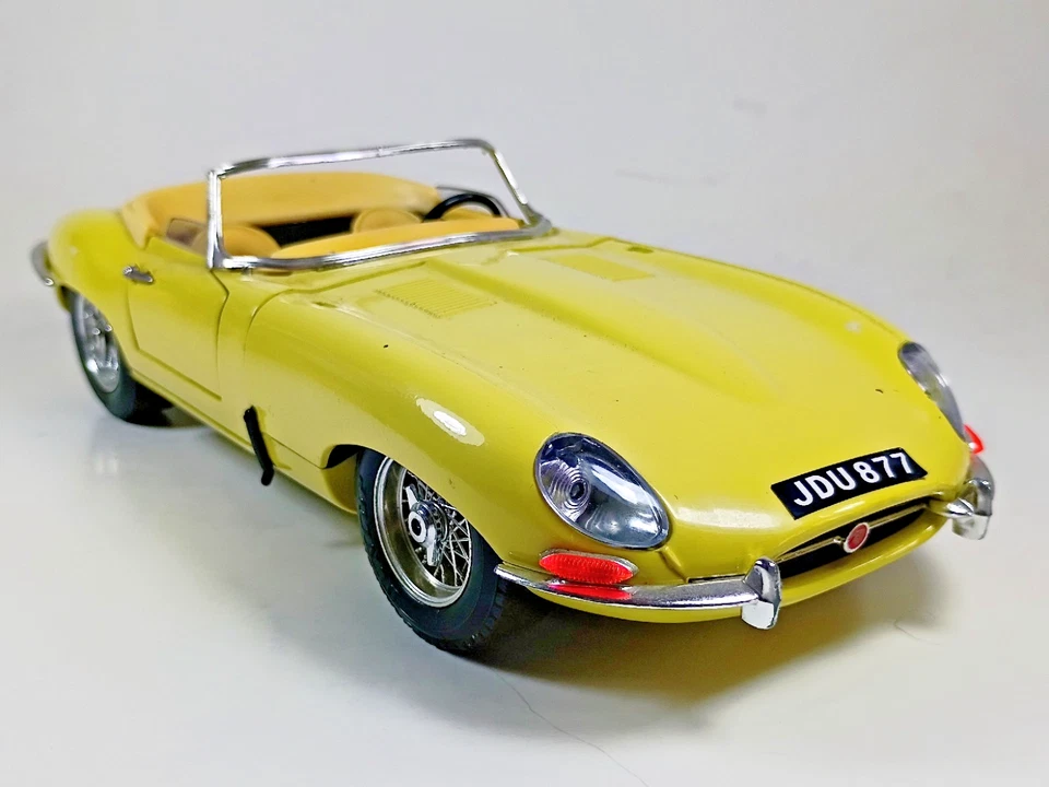 Burago 1961 Jaguar Modelo E, Coche Diecast Amarillo, Hecho en Italia, escala 1/18. Piezas Foto 3 de 4