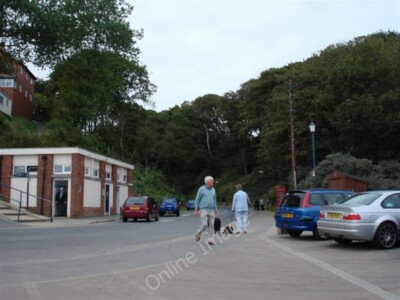 Foto 6x4 Kirche Schlucht, Filey diese kurvenreiche, von Bäumen gesäumte Straße steigt von c2009
