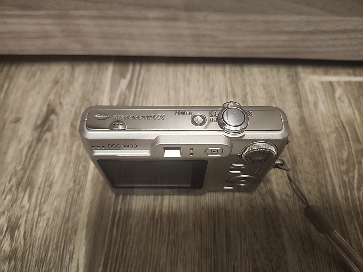 Sony Cyber-shot DSC-W30 6.0MP Silver Digital Camera ONLY FOR PARTS