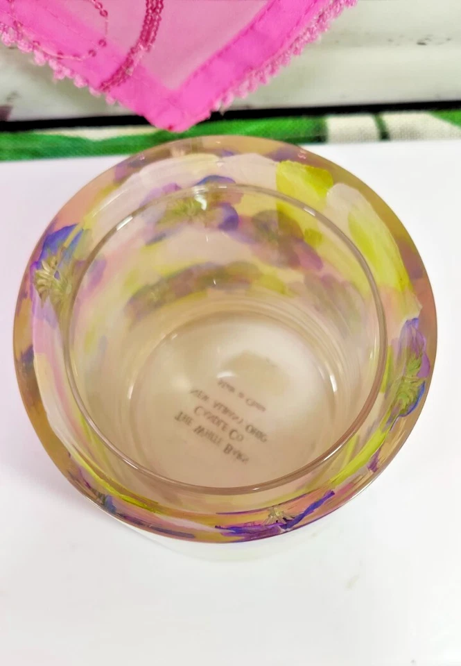 White Barn Candle Co. Pensamientos Púrpura Floral Blanco Candelabro Resina Foto 3 de 4