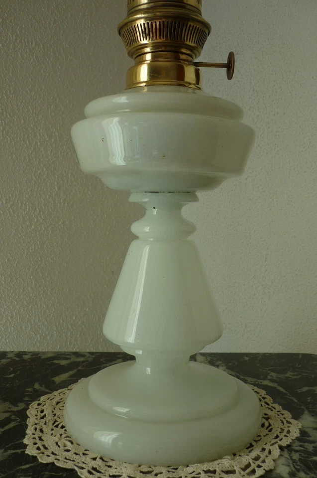 LAMPE  A  PETROLE  DE  TABLE  ANCIENNE  et  SPLENDIDE. EPOQUE FIN DU XIX ° - Photo 2/4