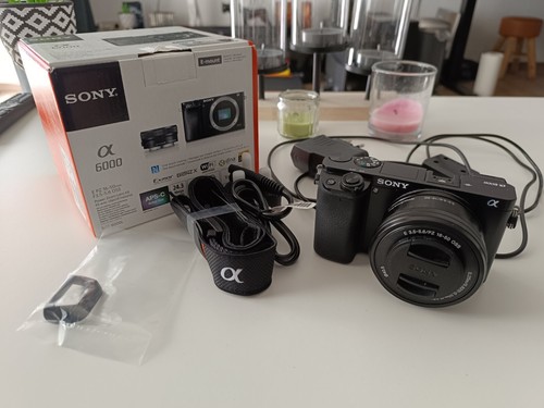 Sony Alpha 6000 24,7MP Digitalkamera Kit 16-50mm Inkl. 128GB SD Karte