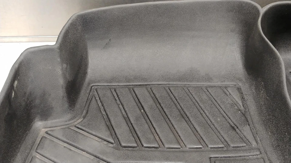 Alfombrillas de goma delanteras y traseras automáticas Dodge Challenger VHT 2011-2023 Foto 2 de 4