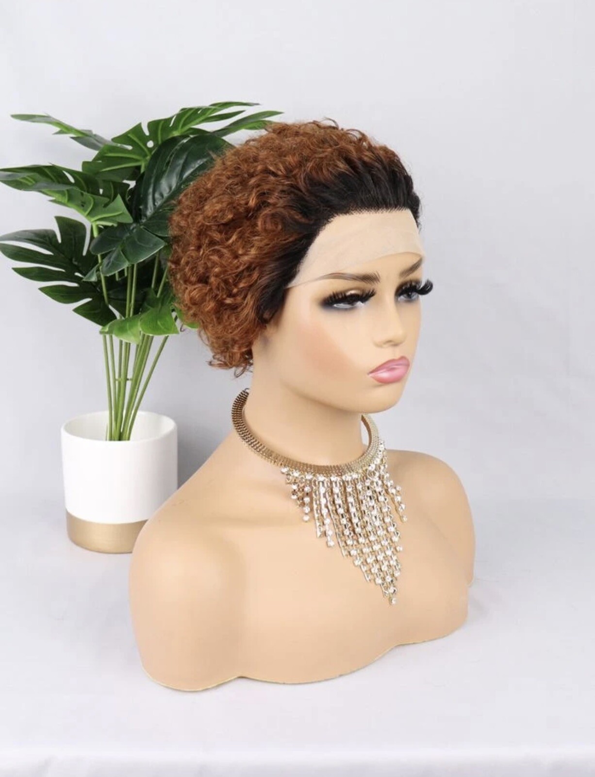 Perruque châtain bouclée en cheveux naturels pour sublimer vos looks quotidiens