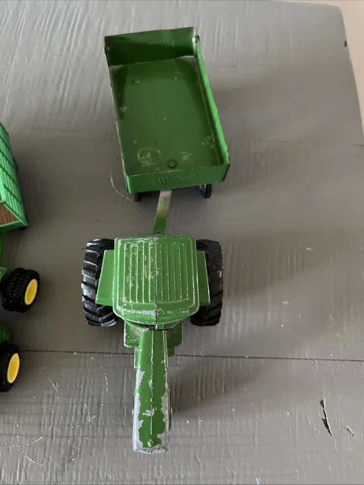 ERTL JOHN DEERE TOYS 3 TRACTORS, 4 PULL WAGONS LOT DIECAST GREEN - Image 2 of 4