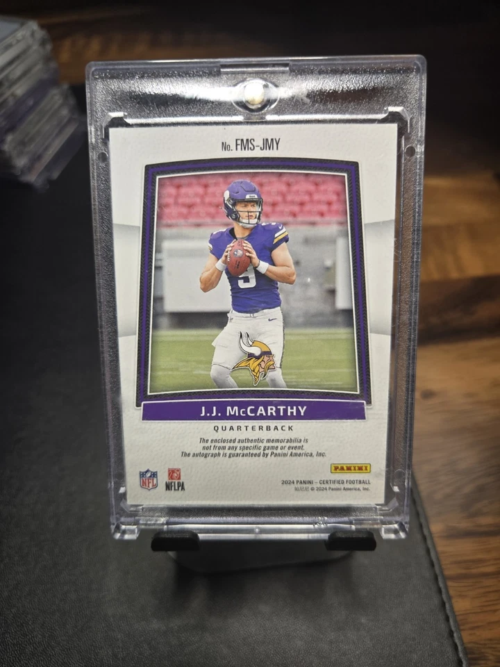 Assinaturas espelhadas de tecido de calouro com certificação Panini 2024 J.J. McCarthy #FMS-JMY - Imagem 2 de 4