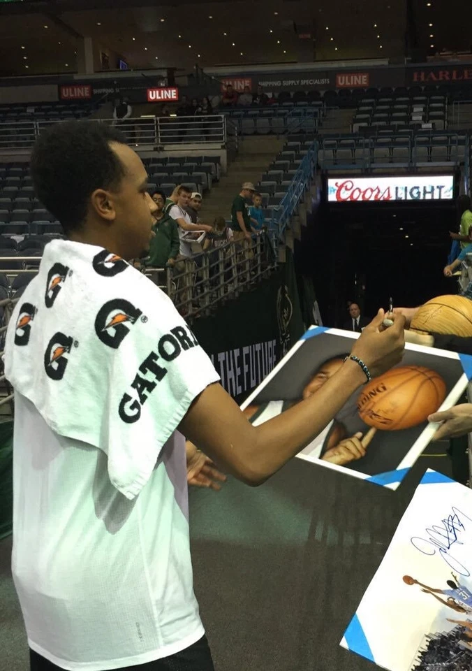 Foto autografiada firmada por John Henson de 8x10 UNC Tarheels Auto Bucks prueba de certificado de autenticidad Foto 2 de 2