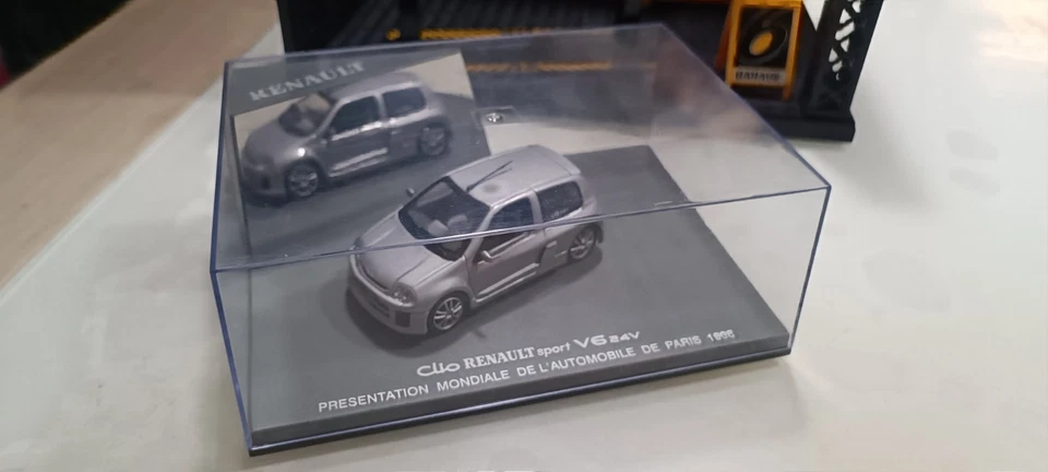 Universal Hobbies Sport Renault Clio V6 24V 1998 Paris in Grey on 1:43 in Box - Immagine 2 di 4