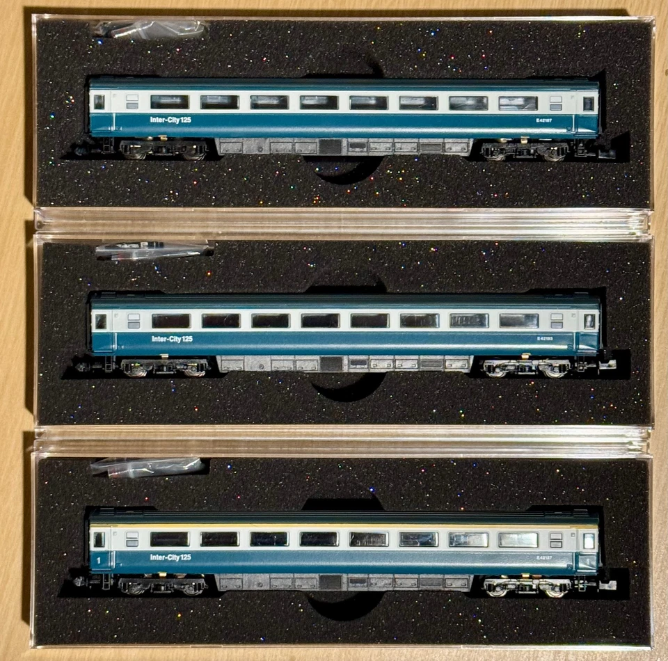 Dapol lot of 3 BR Eastern Region MK 3 HST coaches blue/grey, New, N Gauge - Image 3 of 3