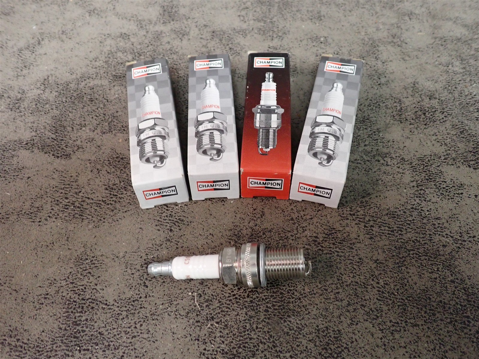 Set of 4 NEW Champion 687 C59 Racing Spark Plugs BN328