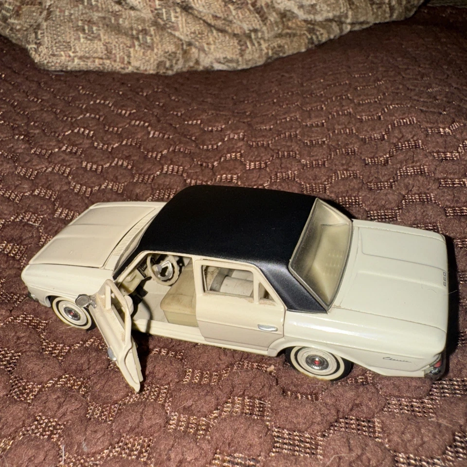 Franklin Mint 1963 Rambler Classic 660 Valencia ivory 1:43 Scale #4167 B11RT31 - Image 3 of 4