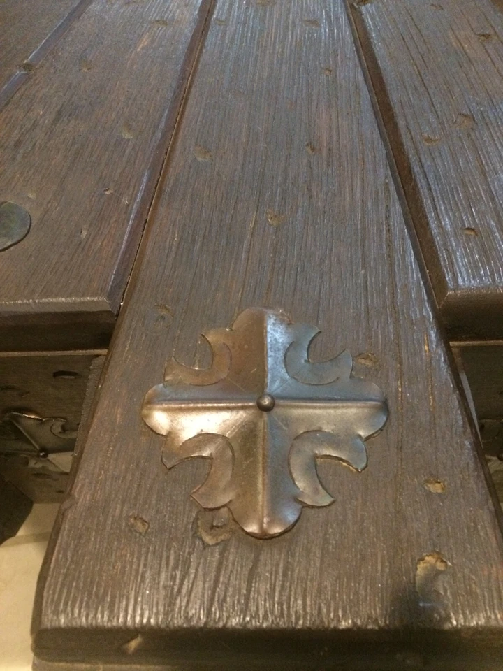Mesa de Tablones de Madera de Caoba Octágono Renacimiento Español con Rosetas Brutalistas de Metal  Foto 4 de 4