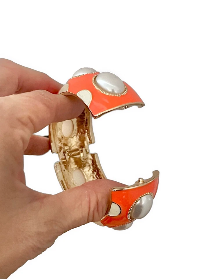 Pulsera gruesa de perlas sintéticas esmaltadas naranja y beige de 1,3/8" de ancho Foto 3 de 4