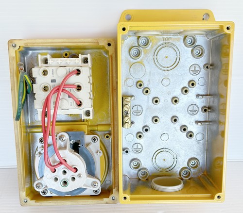 Clipsal Wilco WMC420 20A 3+E 415V 3PH Switched Socket IP66 Metal *NEW* - Picture 5 of 5