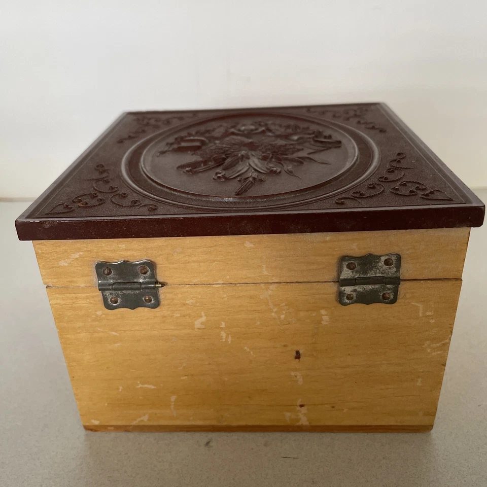 Antique HARVEST MOTIF  Victorian COLLAR BOX with TWO COLLARS Gutta Percha Lid - Image 4 of 4