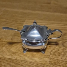 MAPPIN & WEBB STERLING SILVER MUSTARD POT WITH LINER. BIRMINGHAM 1919.