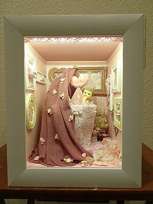 Book Nook Shelf Insert LED Baby Special Delivery Dollhouse Miniatur 1/12 OOAK