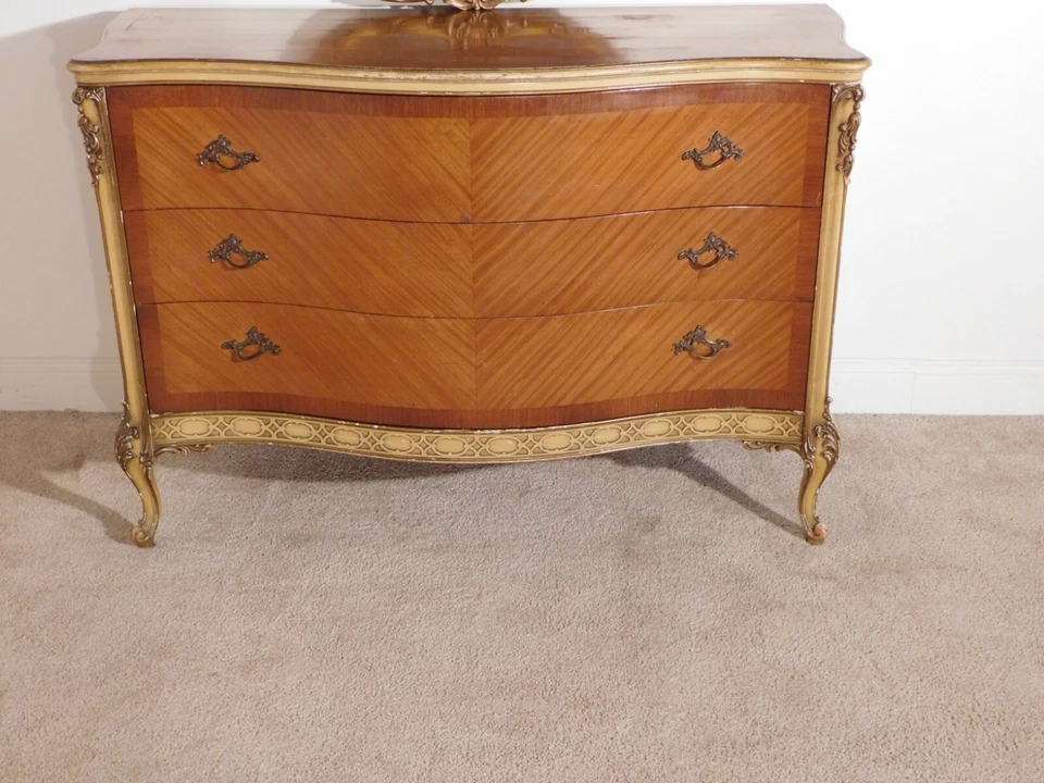 Antiguo cofre francés Luis XV original de los años 40 pintado en mal estado de nogal con espejo Foto 4 de 4