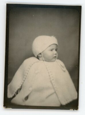 PHOTO ID PHOTO BOOTH, a baby profile pose layette fashion hat