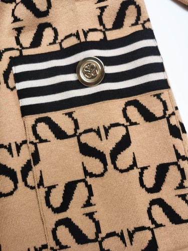 PLAYFUL LOGO MOTIF! Sandro Ron 