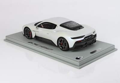 【美品】マセラティ レヴァンテ モデルカー ホワイト1/18 BBR製 美品】マセラティ レヴァンテ モデルカー ホワイト1/18 BBR製