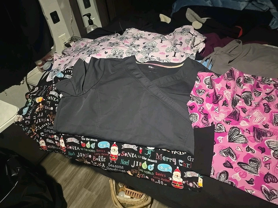 Blusa Médica Surtida para Mujer. Los tamaños van desde 1x, 2x, 3x Foto 3 de 4