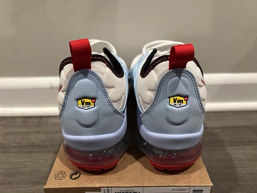 Taglia 8,5 - Nike Air Vapormax Plus Bianco/University Rosso-Nero CW6974 100 - Foto 4 di 10