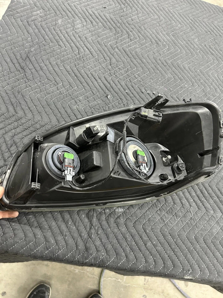 2005 Saturn Relay Front Right Headlight OEM - Image 4 of 4