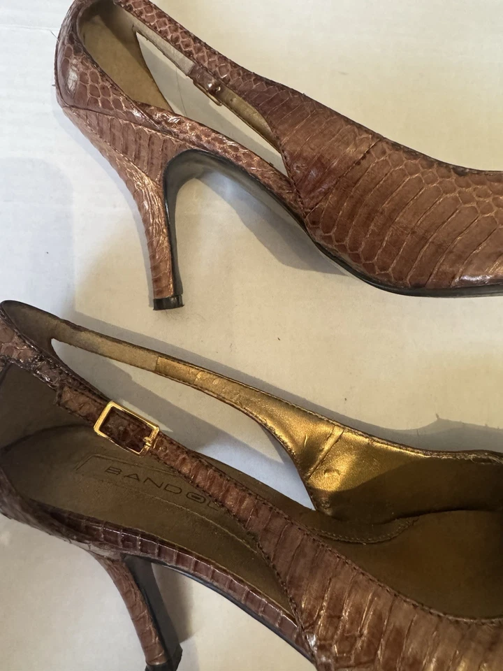 Zapatos Bandolino para mujer de cuero con tira trasera, marrón imitación piel de serpiente 8M Foto 3 de 4