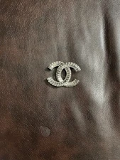 Women’s EUC; CZ Broach Pin Silver Tone Fashion Jewelry. Very Fashionable Design