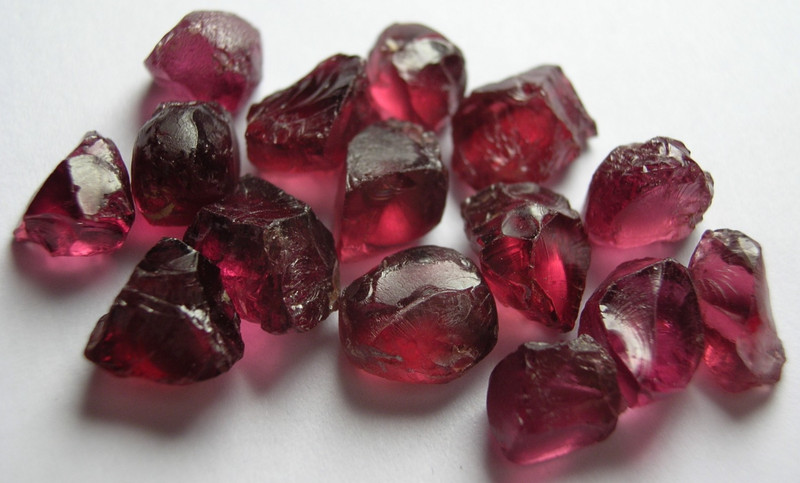 GARNET / RHODOLITE, PINK WITH A RED & PURPLE TONE ROUGH FOR FACETING, TANZANIA