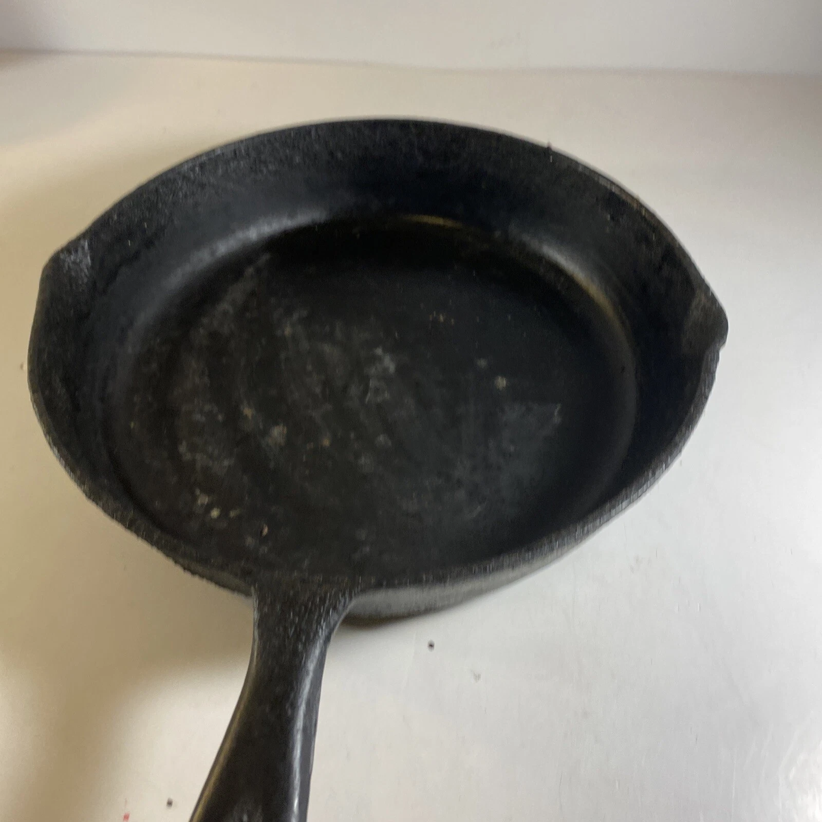 VINTAGE CAST IRON SKILLET 10-3/4" Sits Flat Heat Ring Heavily Used Double Spout