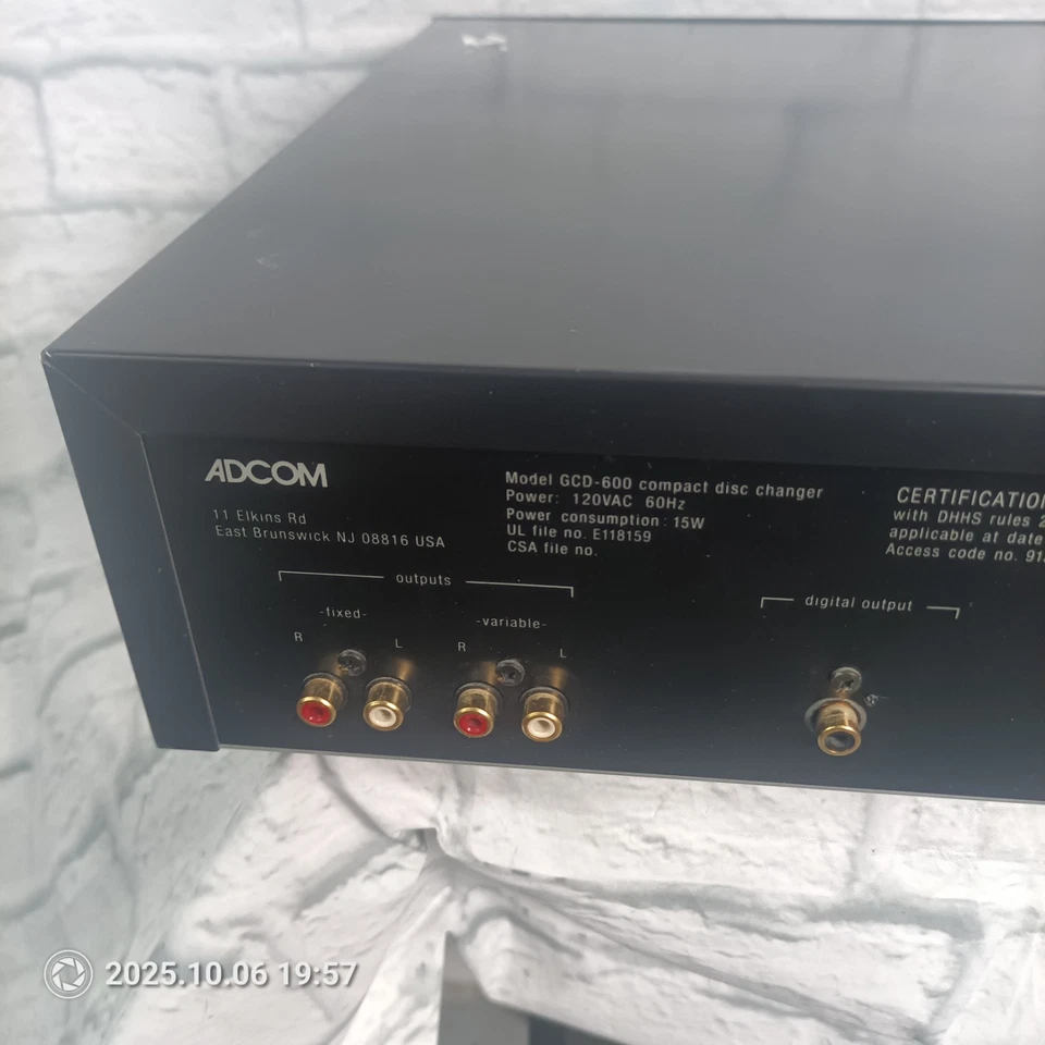 ADCOM GCD-600 5 Disc CD Player Changer (Not Ejecting) Powers on. As IS - Image 4 of 4