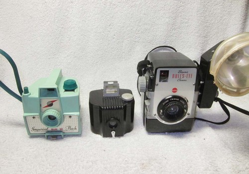 THREE Vintage 1930's-50's Bakelite/Plastic Camera's. Kodak Baby,Imperial. KITCHY - Picture 2 of 12