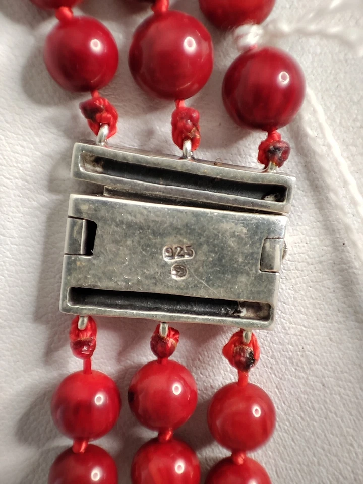 collana corallo rosso tre fili con chiusura in argento 925. - Immagine 4 di 4